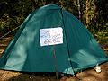 Надпись перед палаткой: «Здоровый сон важнее набитого брюха» (цель - не вставать на завтрак)